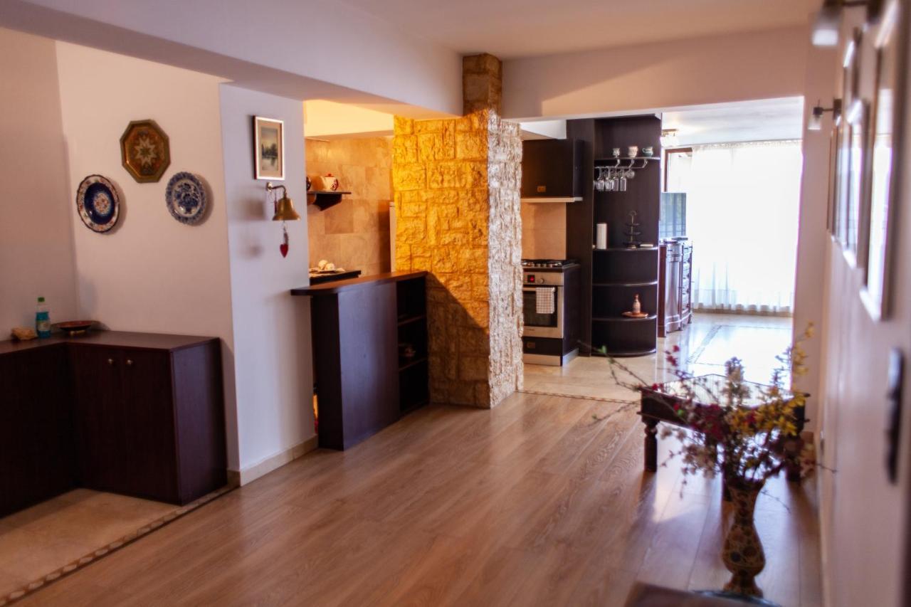 Spacious Apartment In City Centre ยาช ภายนอก รูปภาพ